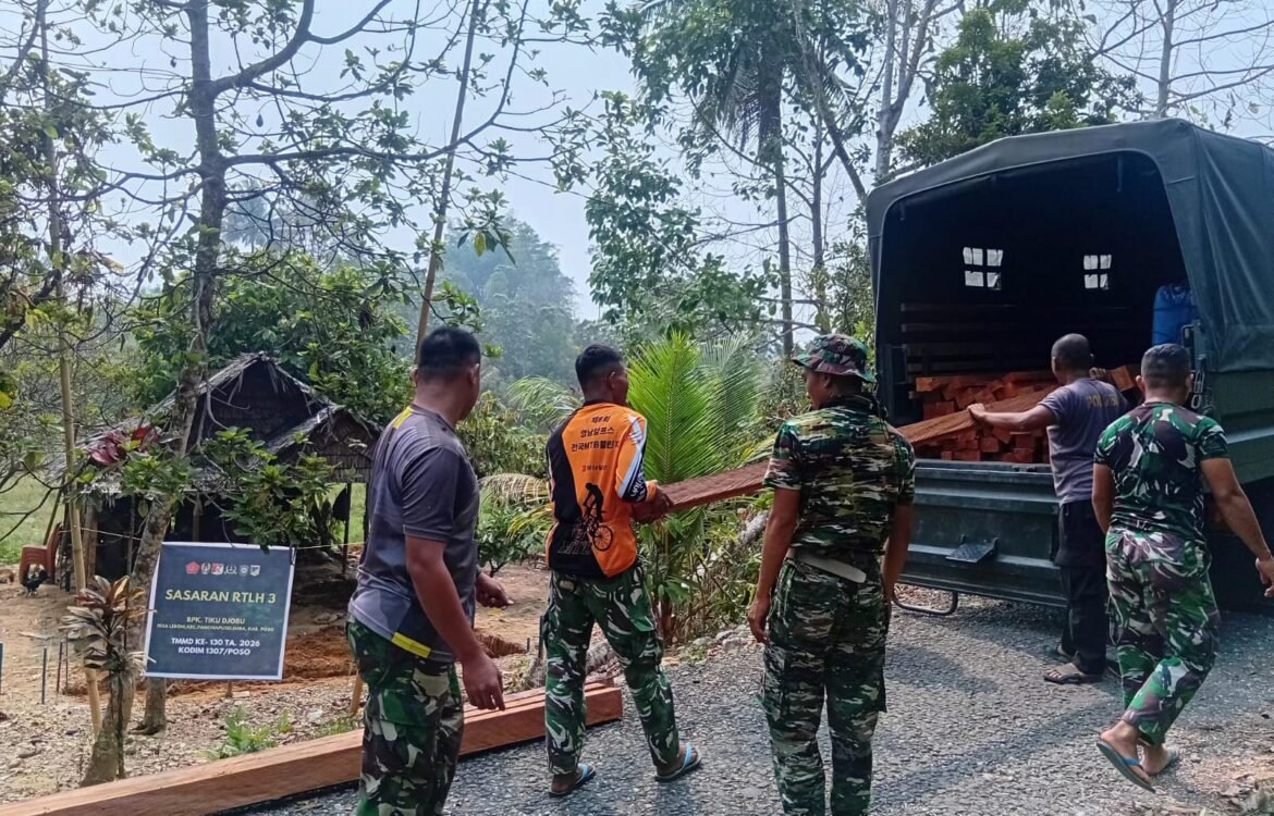 Dedikasi TMMD ke-130 dalam Renovasi Rumah Bapak Tuku di Desa Leboni