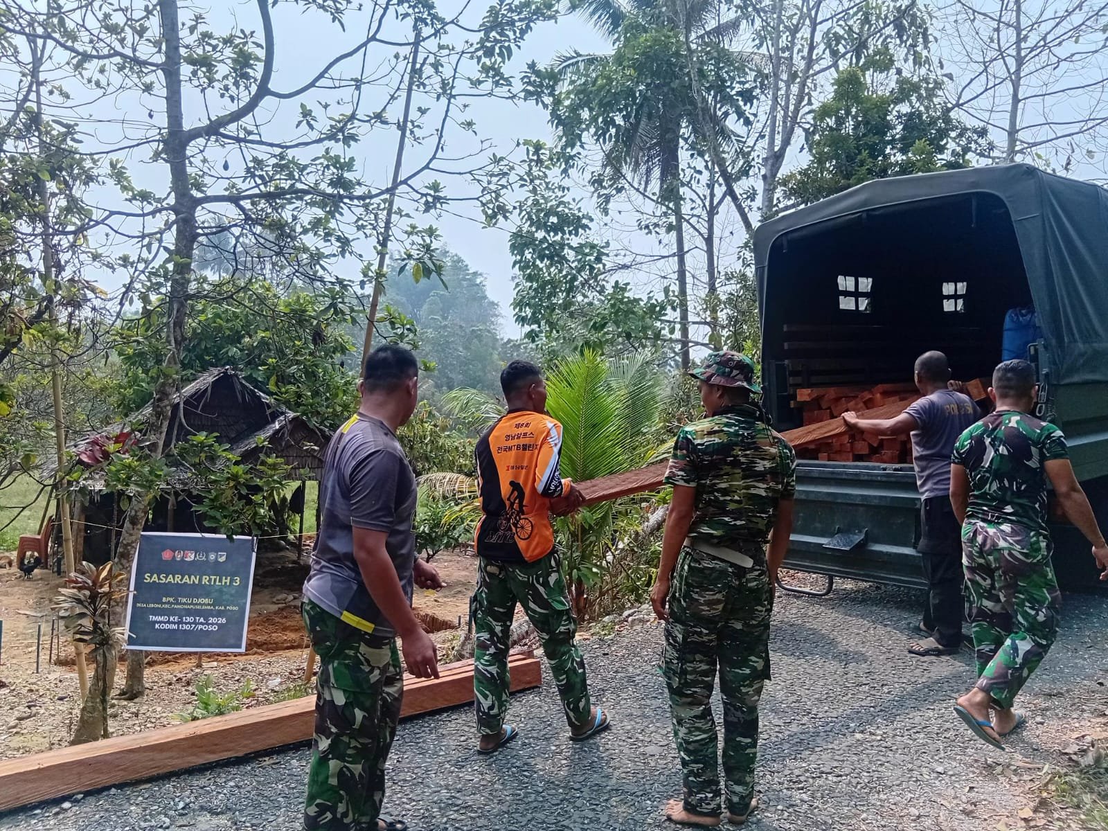 Dedikasi TMMD ke-130 dalam Renovasi Rumah Bapak Tuku di Desa Leboni
