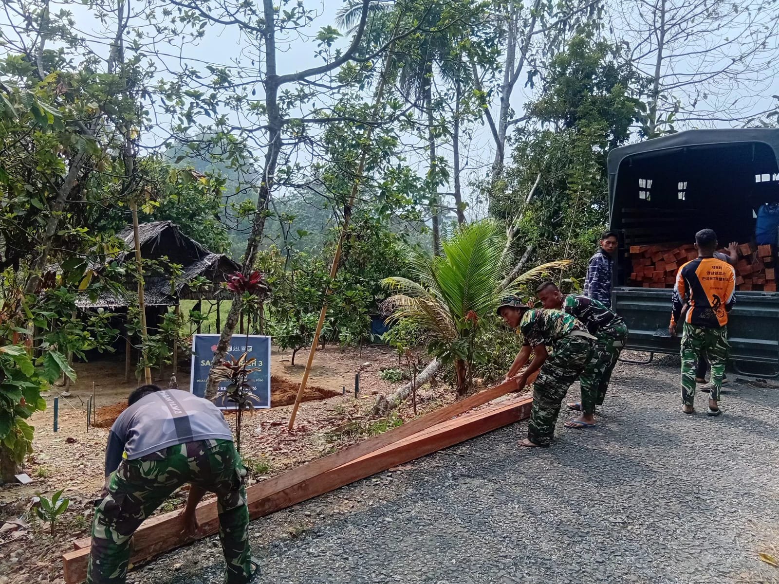 Proses Renovasi Hunian Bapak Tuku Djobu Dimulai dengan Material Kayu Terkirim