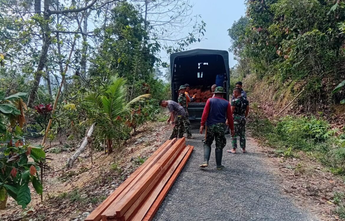 TNI dan Warga Bersinergi Kirim Material untuk Renovasi Rumah di Leboni