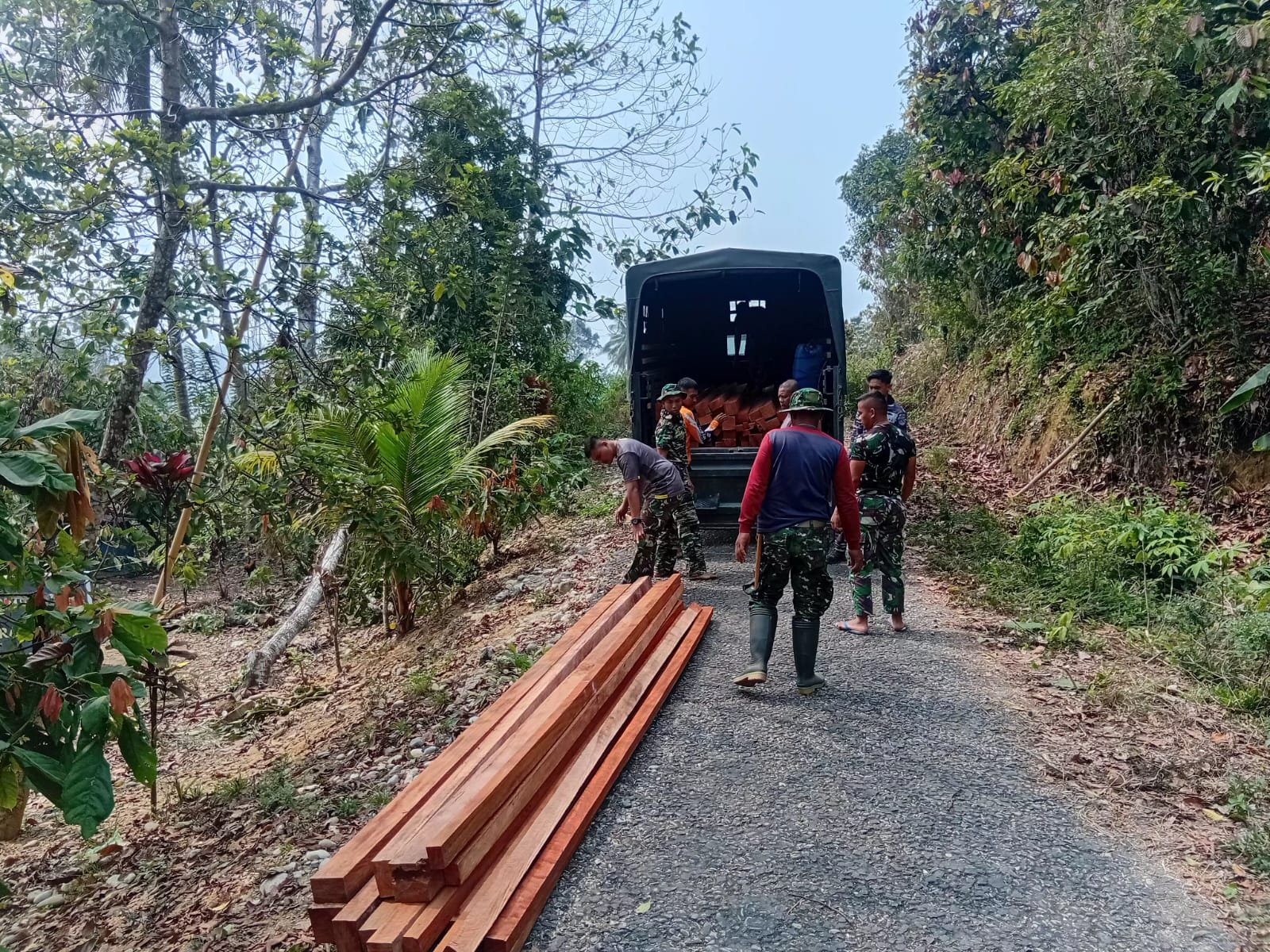 TNI dan Warga Bersinergi Kirim Material untuk Renovasi Rumah di Leboni