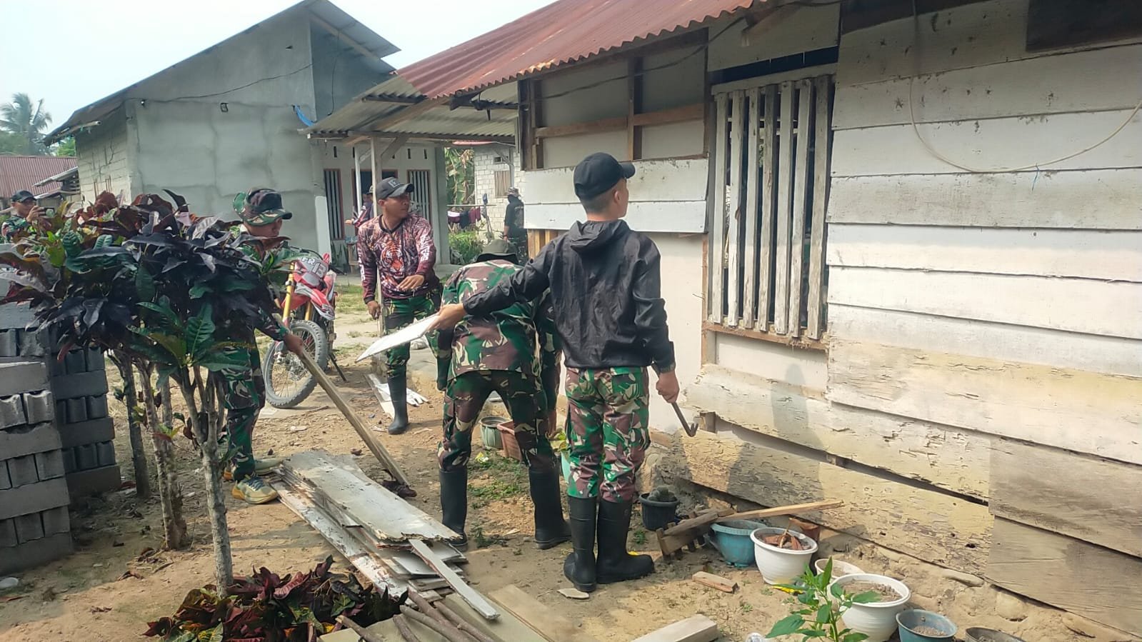 Rehabilitasi RTLH di Desa Soe Dimulai dengan Pembongkaran Rumah Lama