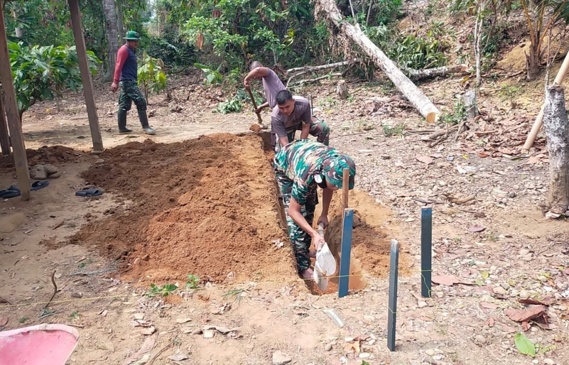 Satgas TMMD ke-130 Awali Konstruksi Rumah Layak Huni di Desa Leboni Satgas TMMD ke-130 Awali Konstruksi Rumah Layak Huni di Desa Leboni