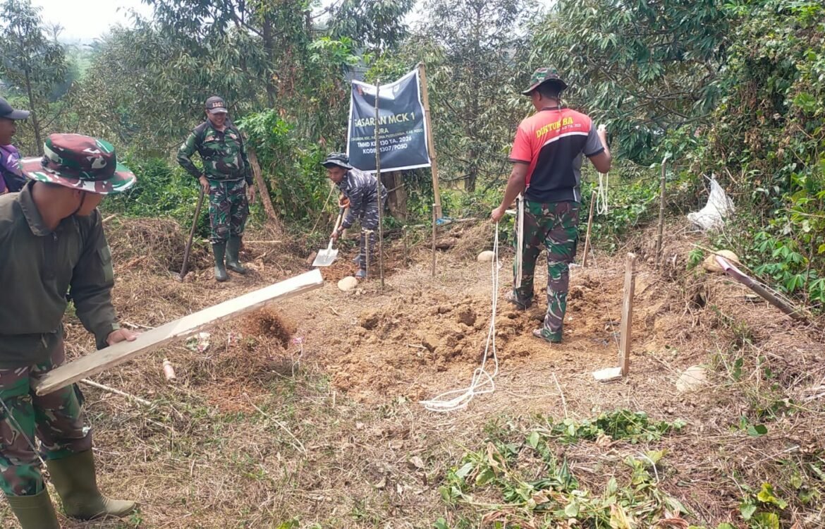Masyarakat Desa Leboni Bersiap untuk MCK Umum dari Program Pembangunan TNI Masyarakat Desa Leboni Bersiap untuk MCK Umum dari Program Pembangunan TNI