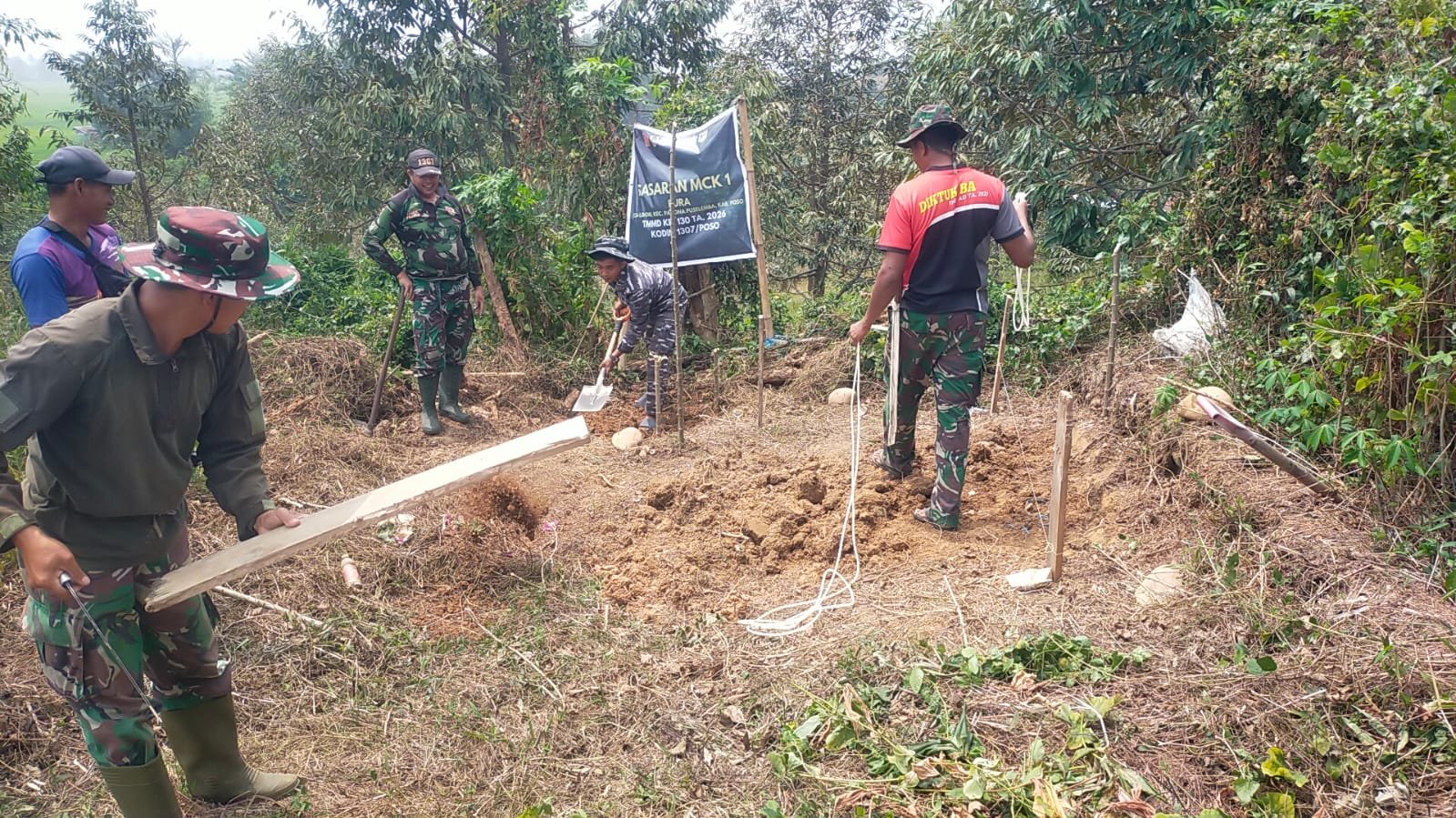 Masyarakat Desa Leboni Bersiap untuk MCK Umum dari Program Pembangunan TNI