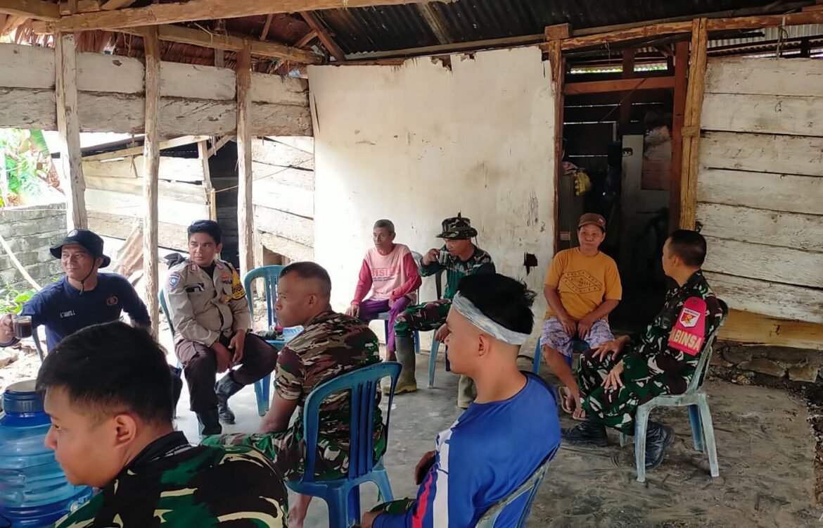 Waktu Santai Satgas Kodim 1307/Poso Dimanfaatkan untuk Dekat dengan Warga