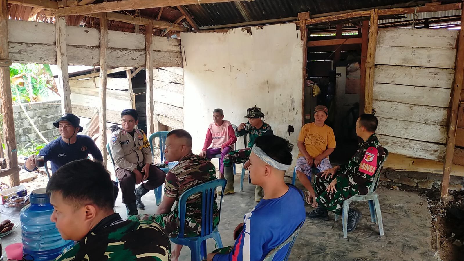 Waktu Santai Satgas Kodim 1307/Poso Dimanfaatkan untuk Dekat dengan Warga
