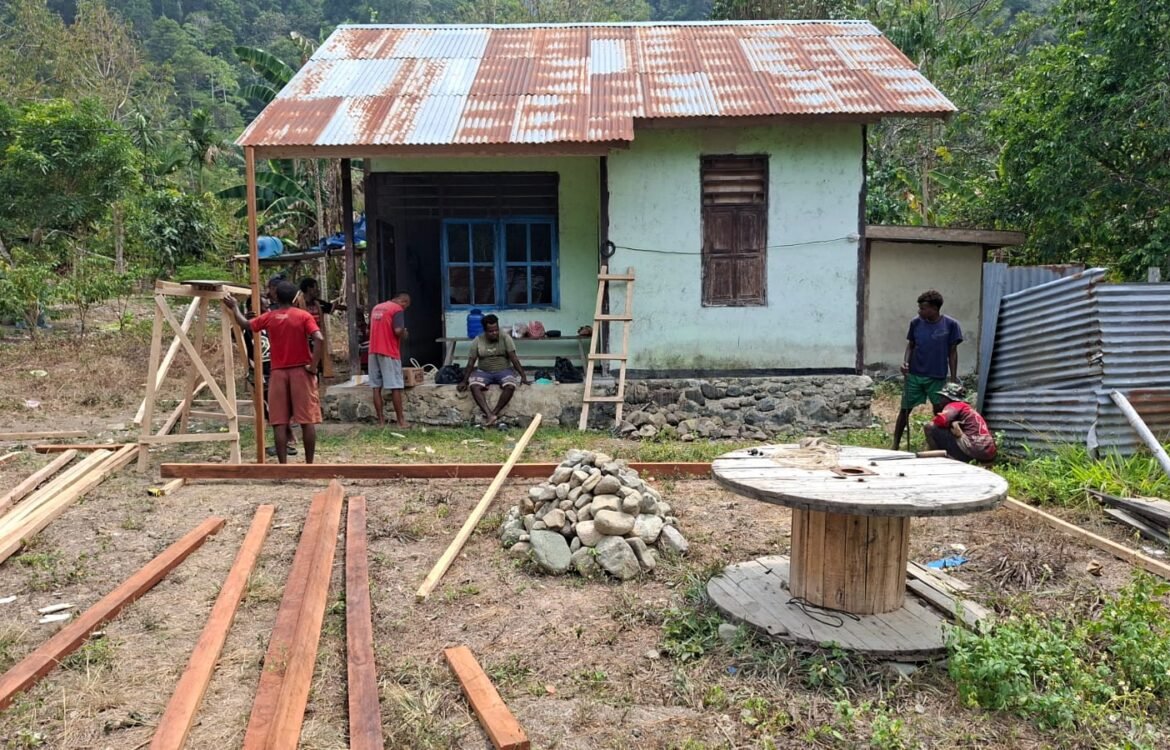 Komitmen Satgas TMMD Kodim 1808 dalam Perbaikan Rumah untuk Warga Manokwari