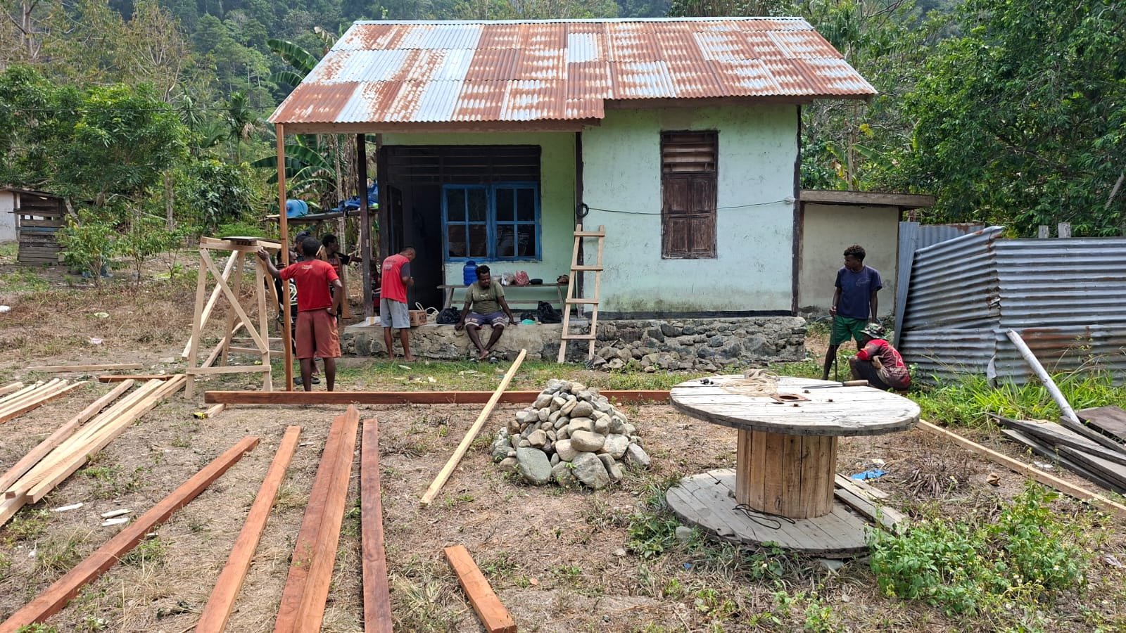 Komitmen Satgas TMMD Kodim 1808 dalam Perbaikan Rumah untuk Warga Manokwari