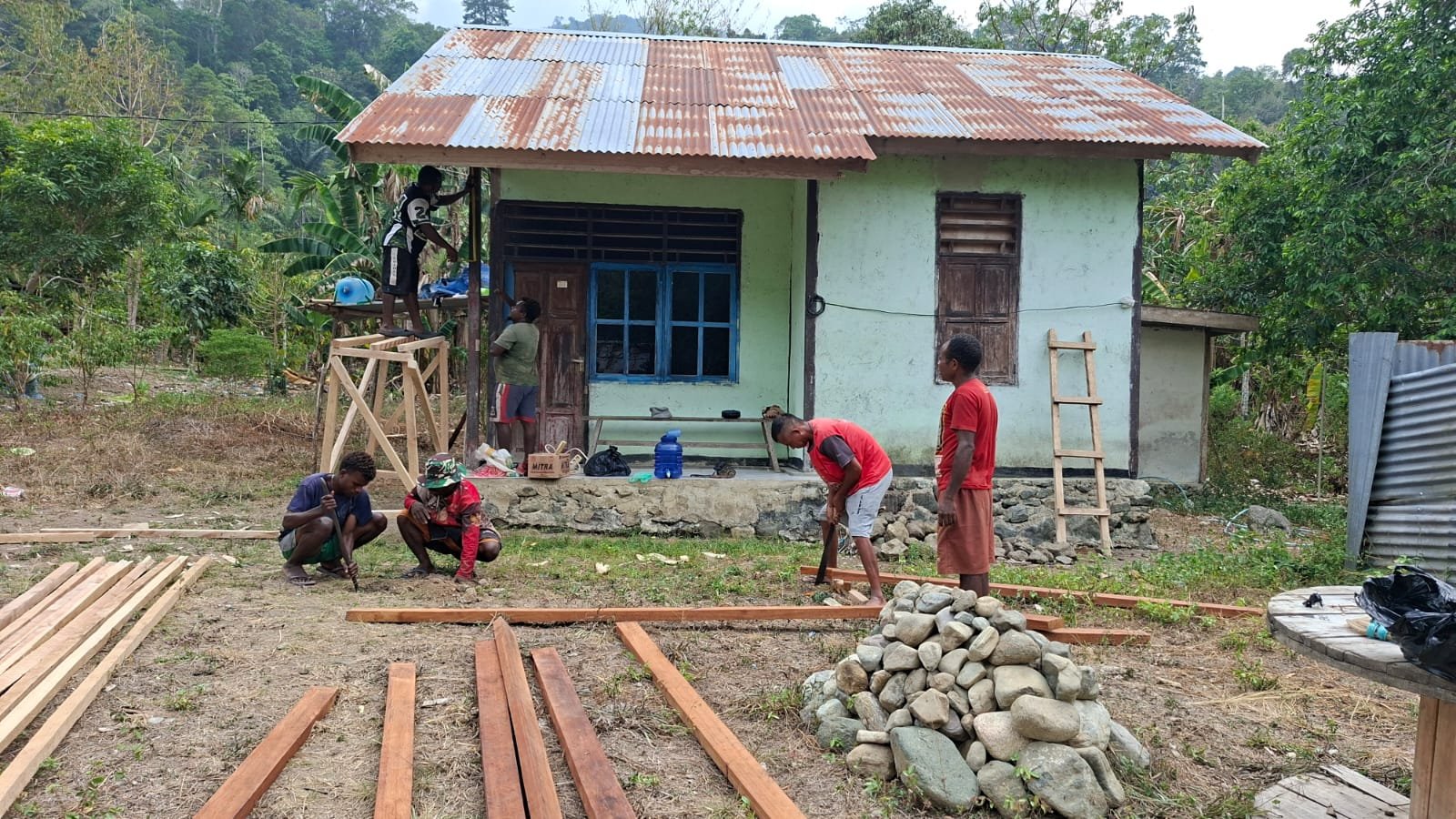 Kolaborasi TNI dan Masyarakat Wujudkan Rehabilitasi Rumah yang Layak Huni
