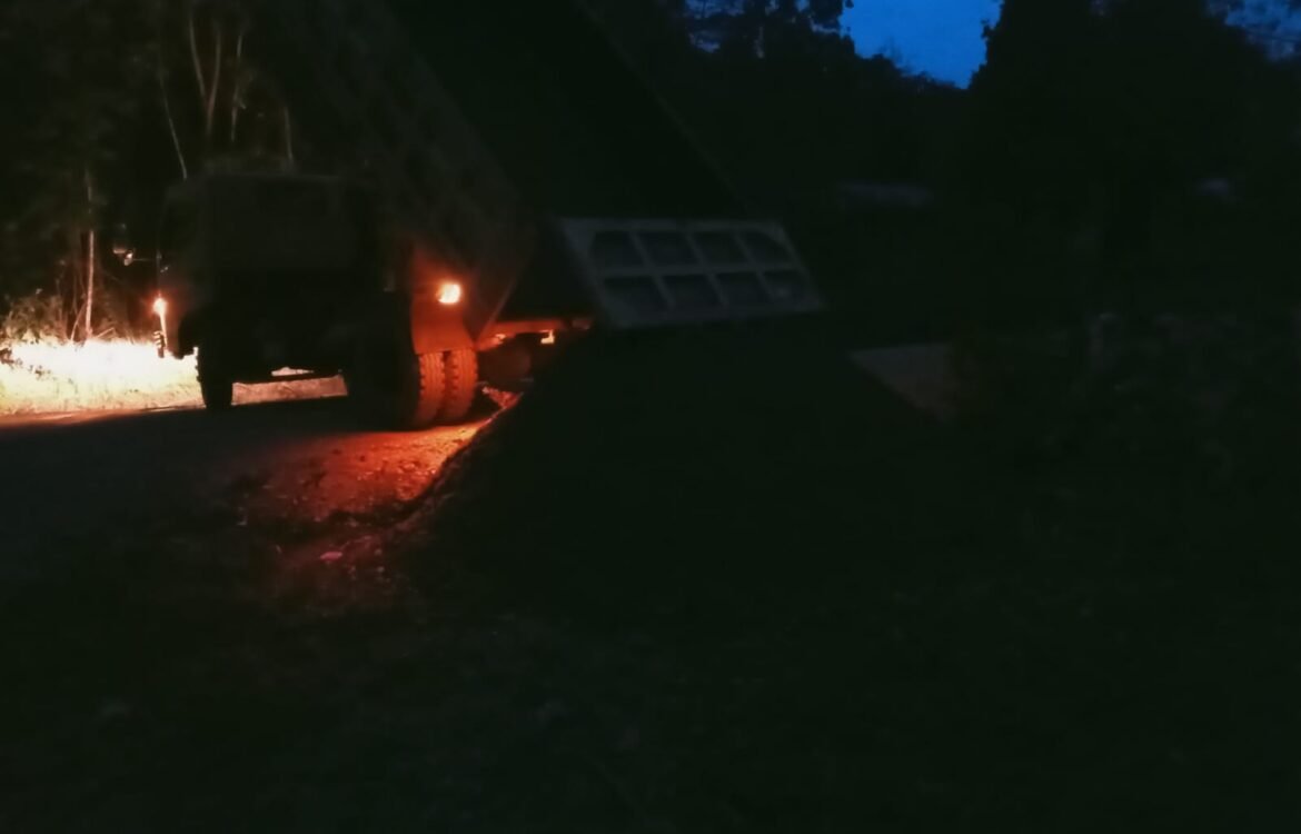 Satgas TMMD Kodim 1808/Mansel Tetap Semangat Angkut Material di Malam Hari