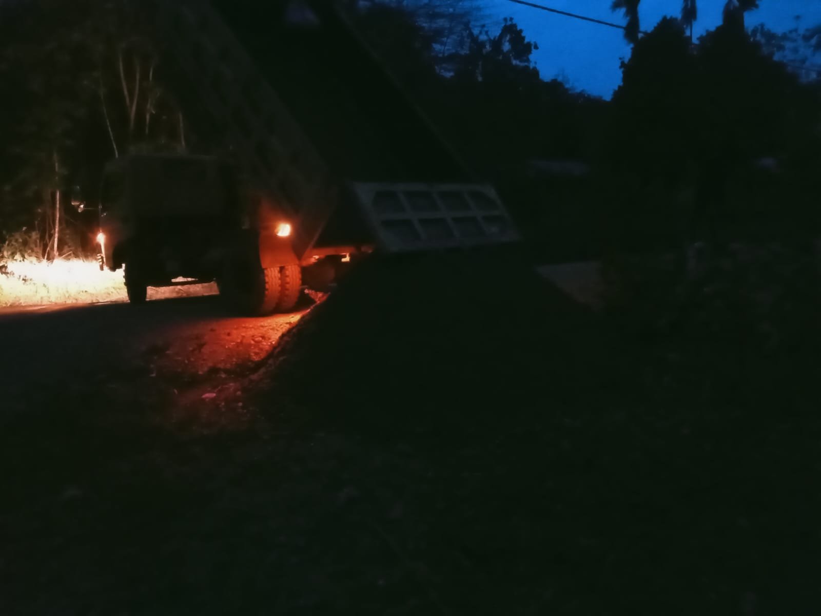 Satgas TMMD Kodim 1808/Mansel Tetap Semangat Angkut Material di Malam Hari