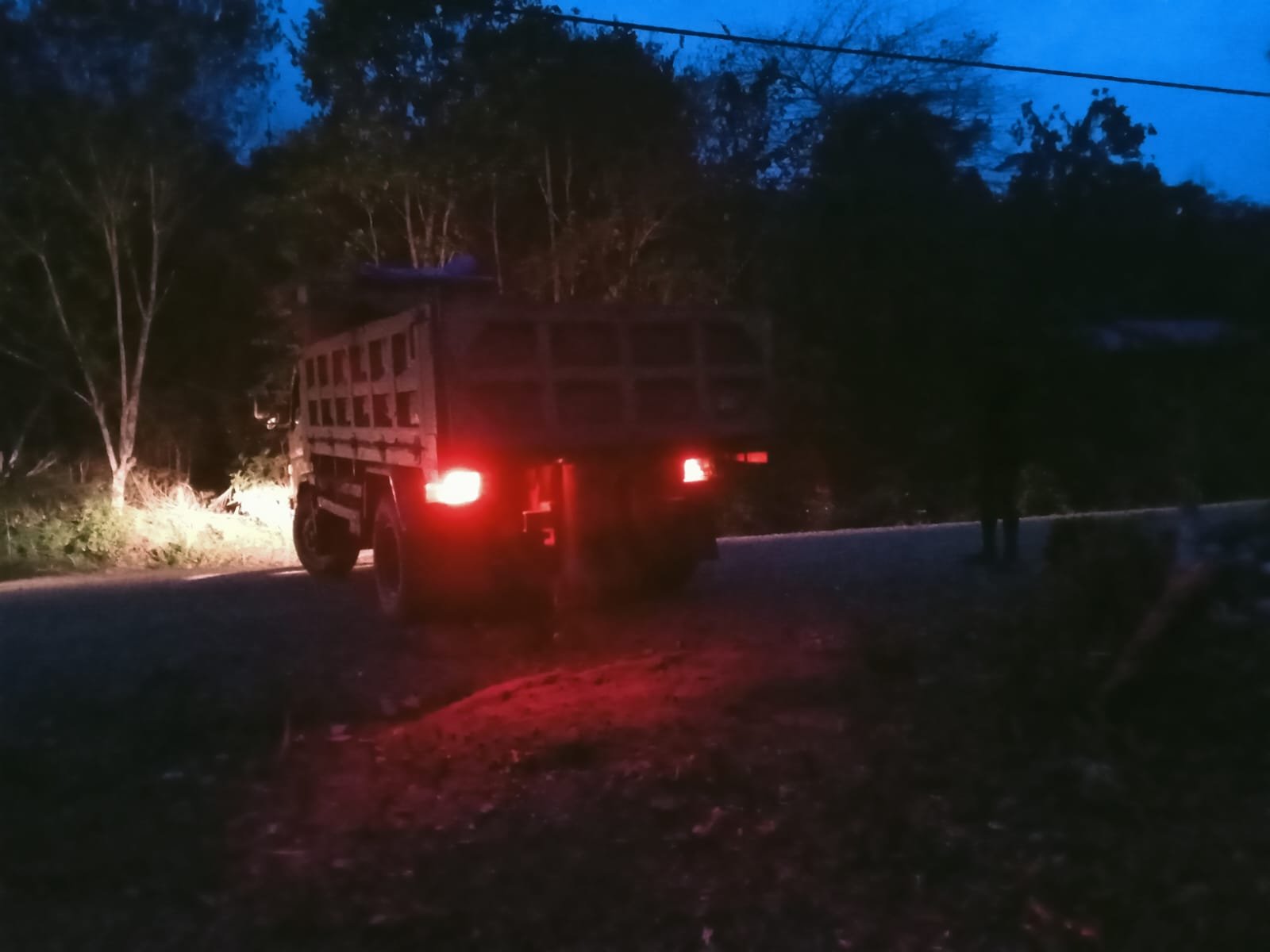 Prajurit Satgas Malam Ini Teruskan Proyek Pembangunan di Kampung Yamboi