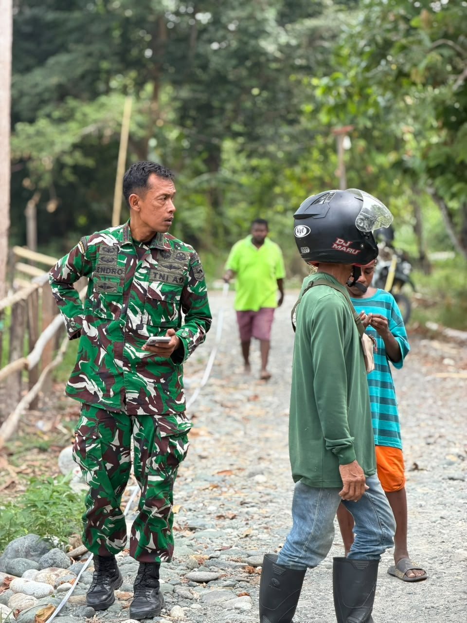 Kapten Inf Hendro Lakukan Tinjauan Proyek Jalan Akses untuk Masyarakat