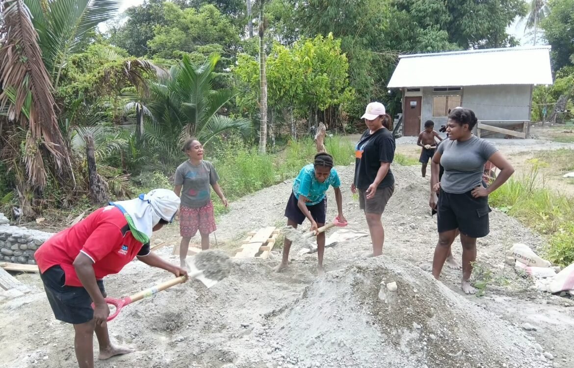 Ibu-ibu Papua Tunjukkan Kolaborasi Dalam Program Pembangunan TMMD di Ransiki