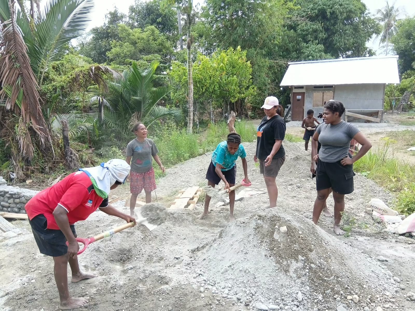 Ibu-ibu Papua Tunjukkan Kolaborasi Dalam Program Pembangunan TMMD di Ransiki