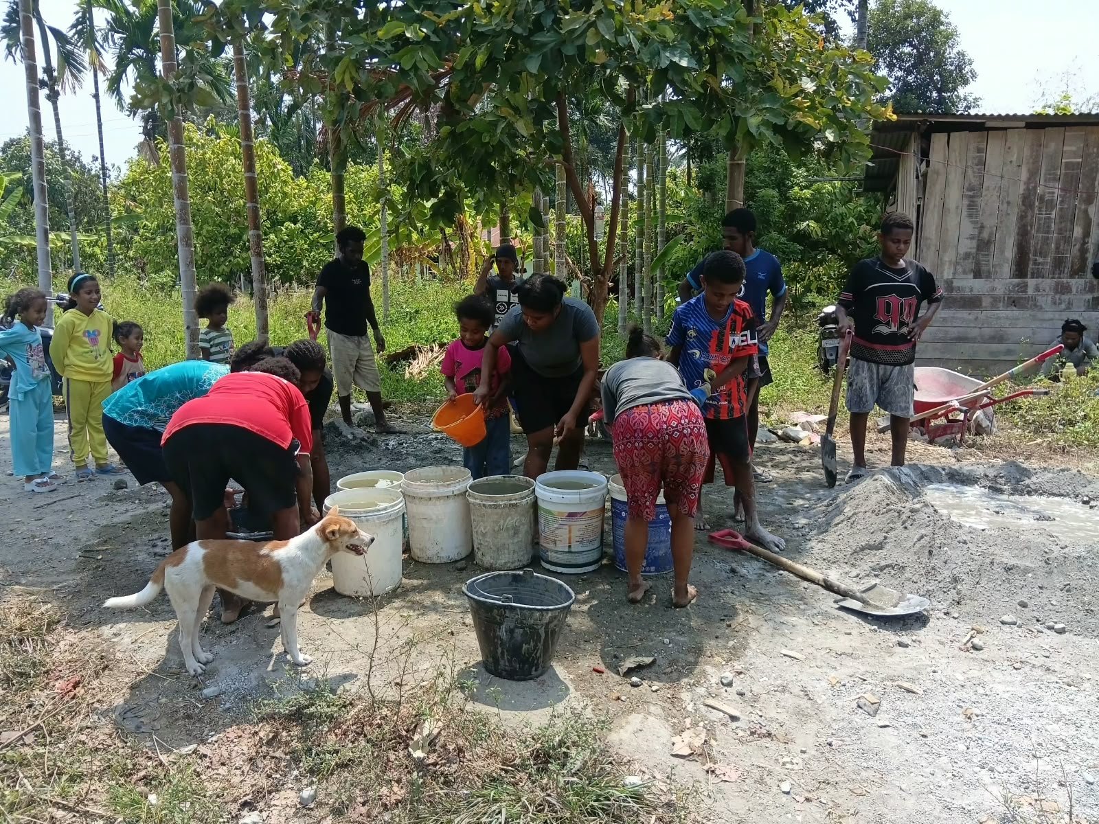 Mama Papua Berperan Aktif dalam Proyek Pembangunan TMMD ke-130 di Manokwari