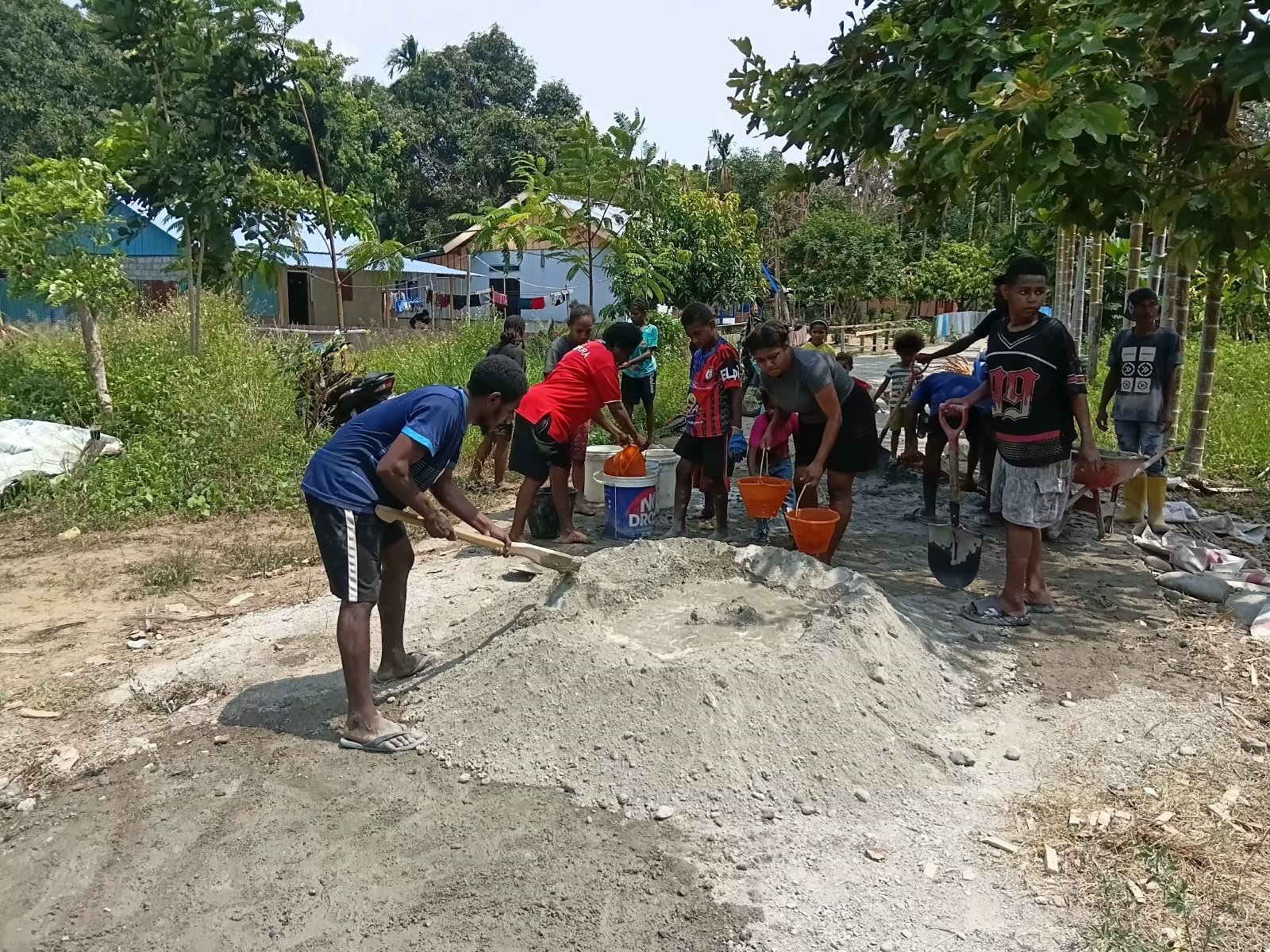 Mama-Mama Papua Aktif Dalam TMMD, Tumbuhkan Kerjasama Dengan TNI