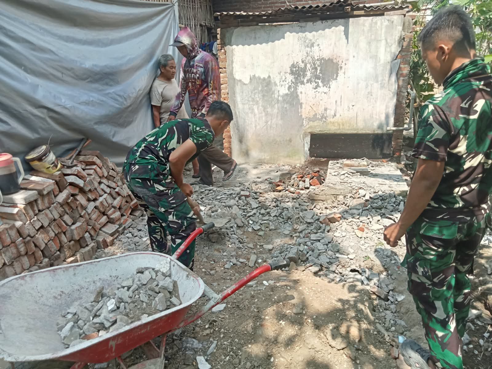 Membangun Lingkungan Sehat: Pembangunan RTLH Suparlan dengan Fokus pada Sanitasi