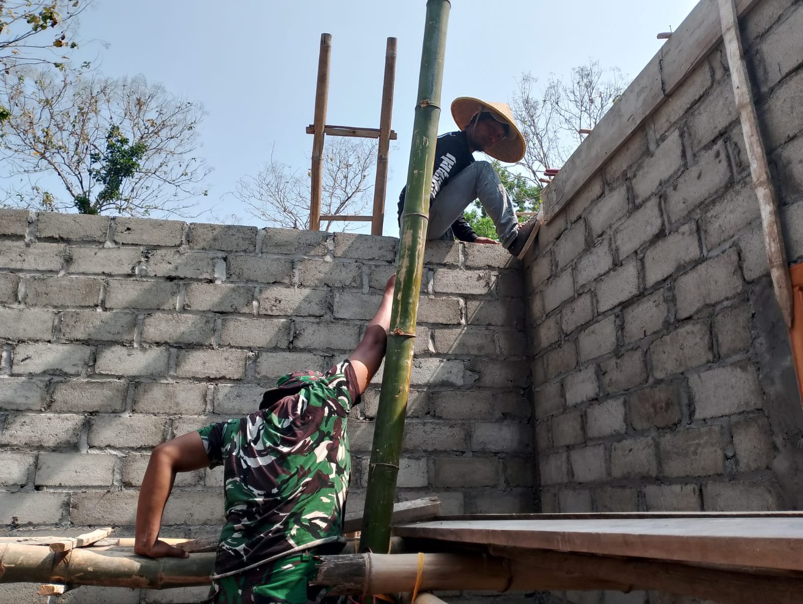 TMMD ke-130 Tulungagung: Penyediaan MCK untuk Kesejahteraan Mbah Waqilah