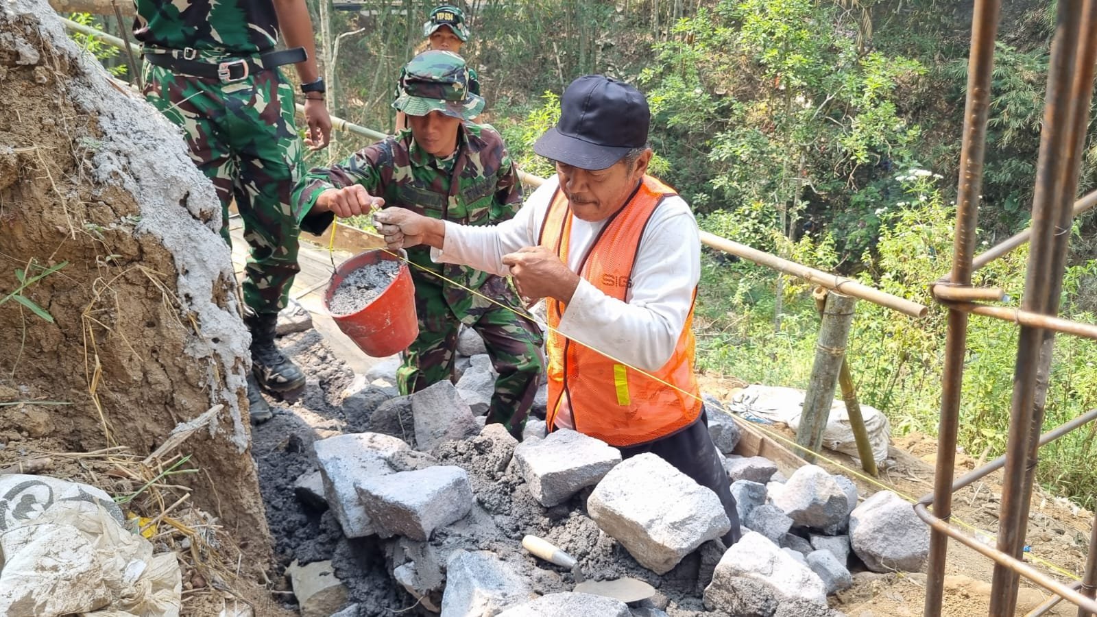 Pak Darto: Semangat Perubahan dalam Pembangunan Desa Taji yang Rentan Longsor