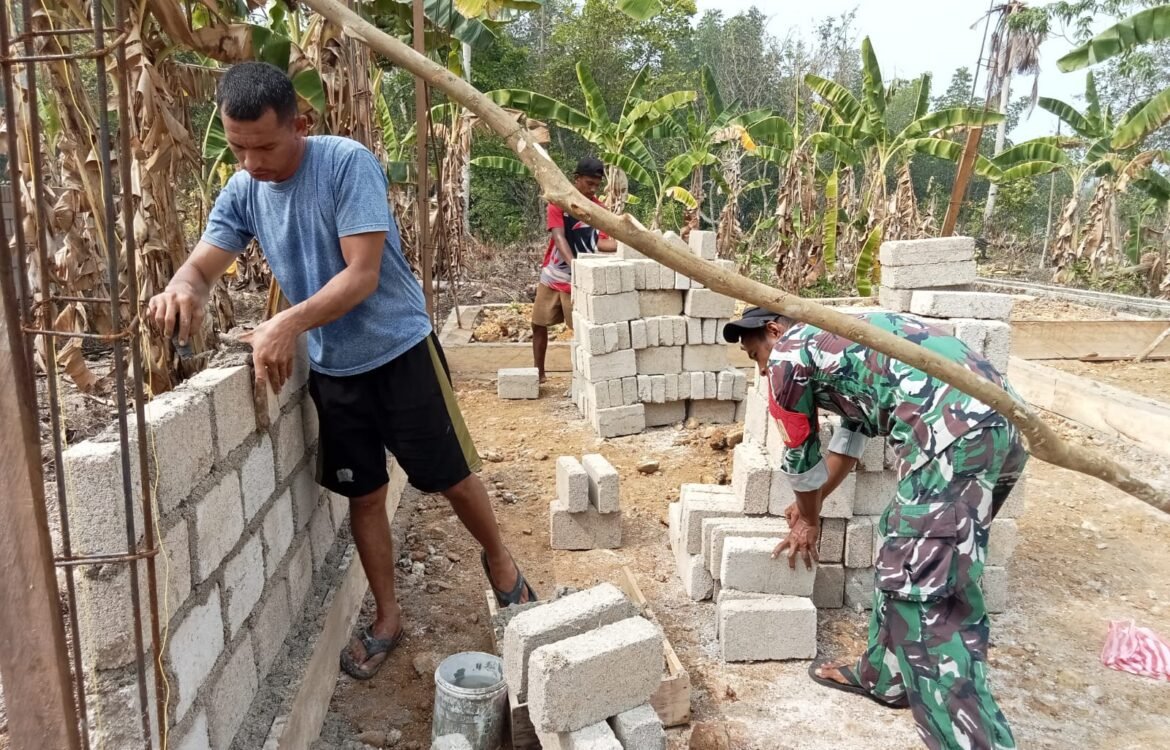 Keterlibatan Praka Tehupuring dalam Membangun Rumah Layak bagi Masyarakat Desa