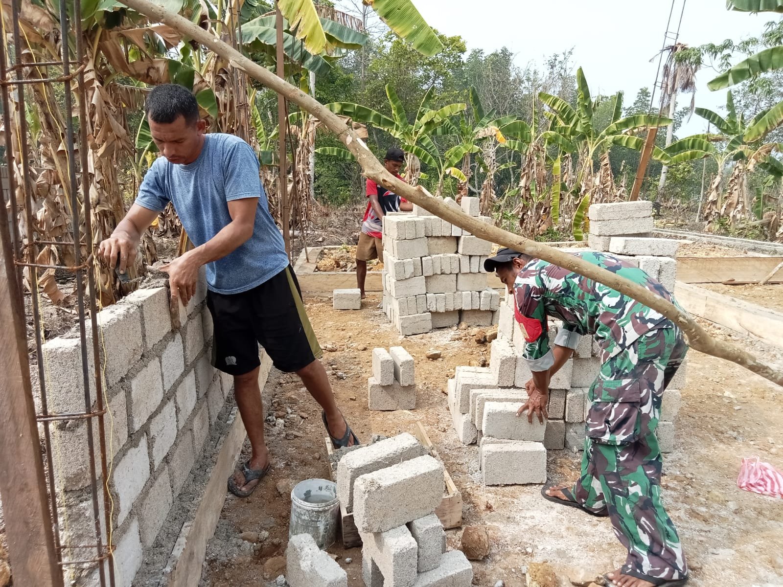 Keterlibatan Praka Tehupuring dalam Membangun Rumah Layak bagi Masyarakat Desa