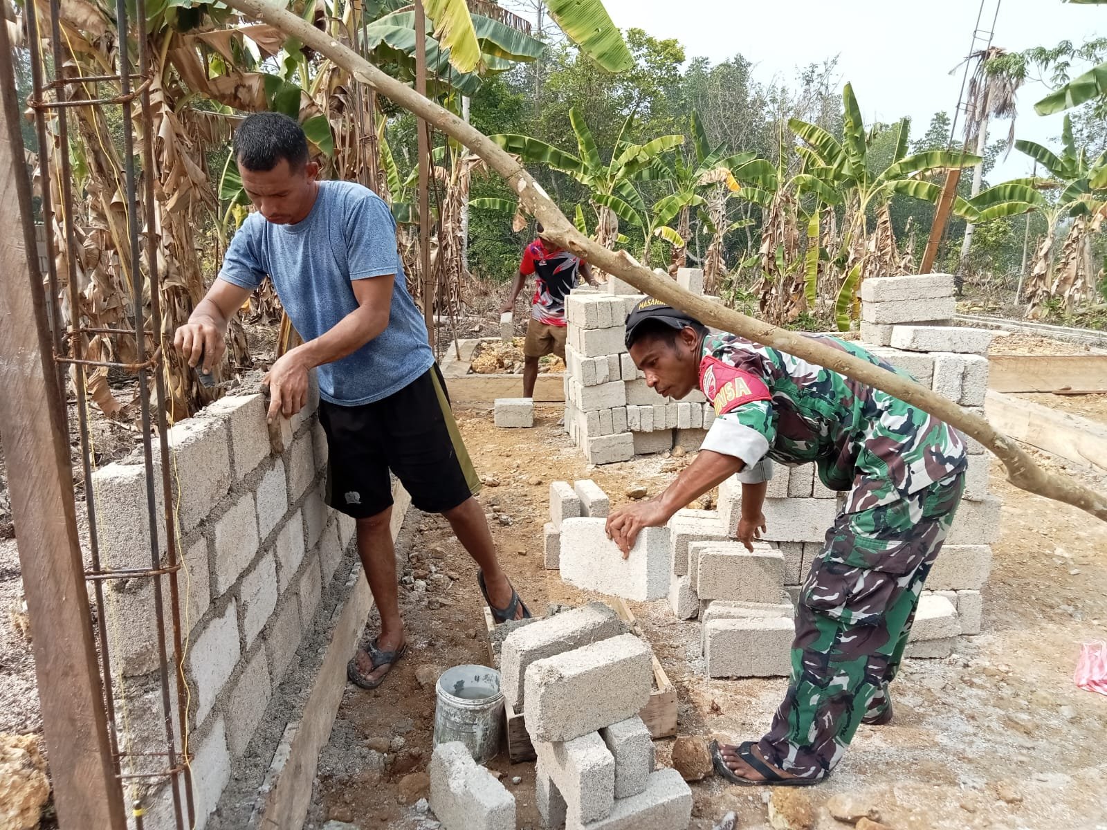 Proyek RTLH Satgas TMMD ke-130 Tingkatkan Hunian Keluarga di Desa Yang