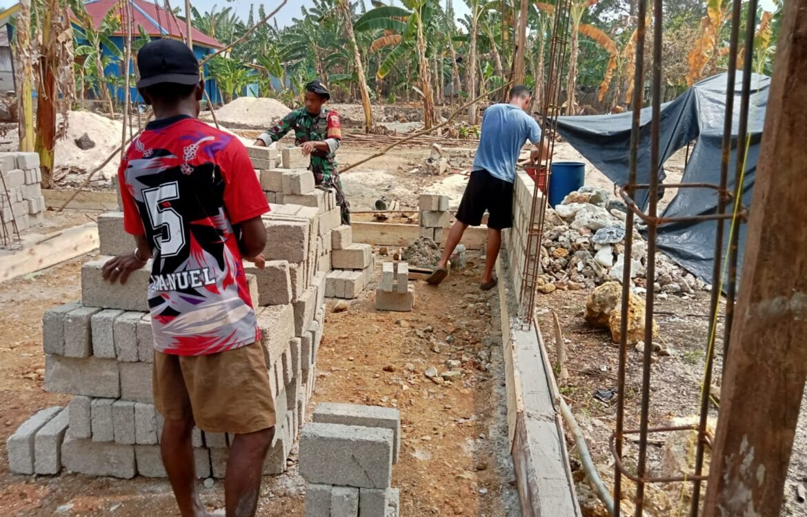 Pembangunan RTLH di Halmahera Tengah Tanda Kepedulian TNI dan Warga