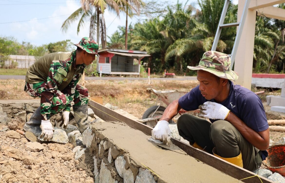 Sertu Edi Nurhadi Pamerkan Keahlian Pertukangan dalam Proyek Pembangunan TMMD