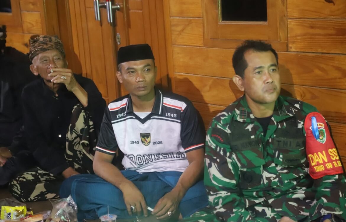 Momen Kebersamaan Warga dan TNI dalam Nonton Bareng Sepak Bola di Lebak