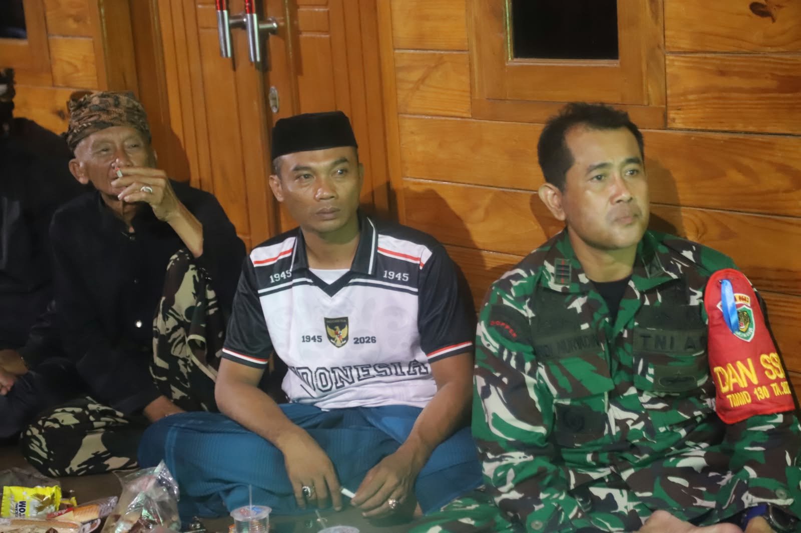 Momen Kebersamaan Warga dan TNI dalam Nonton Bareng Sepak Bola di Lebak