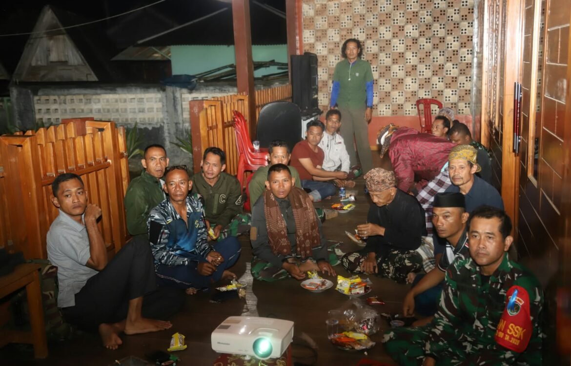 TNI dan Warga Citorek Barat Rayakan Sepak Bola dalam Suasana Akrab