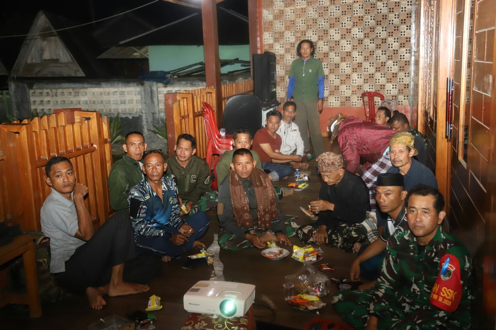 TNI dan Warga Citorek Barat Rayakan Sepak Bola dalam Suasana Akrab