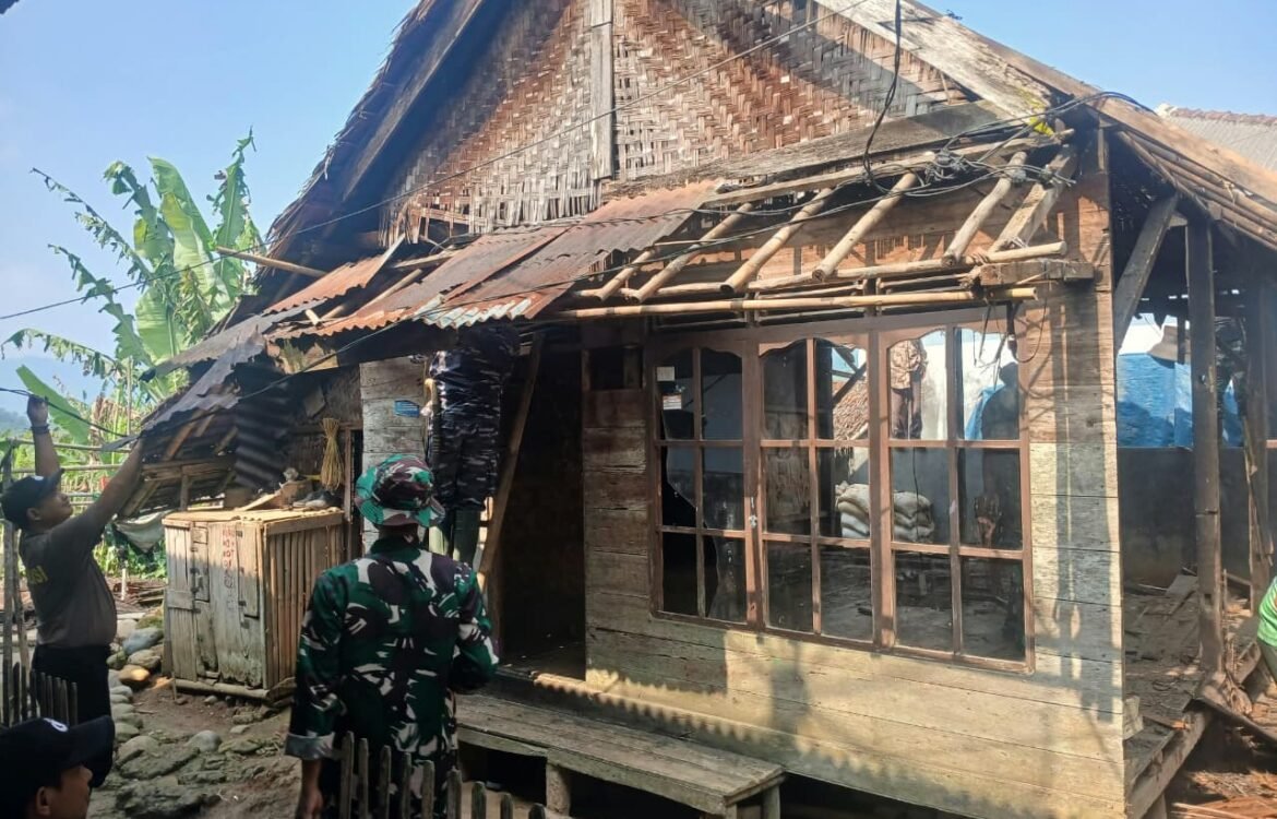 Program TMMD ke-130: Memperbaiki Rumah Petani Bapak Apin di Cibeber