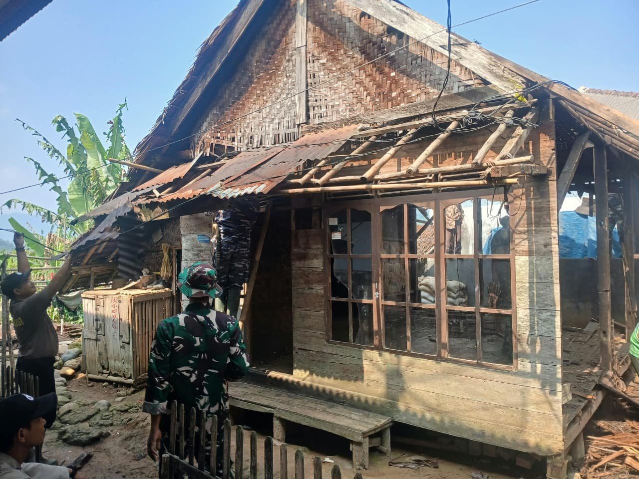 Program TMMD ke-130: Memperbaiki Rumah Petani Bapak Apin di Cibeber