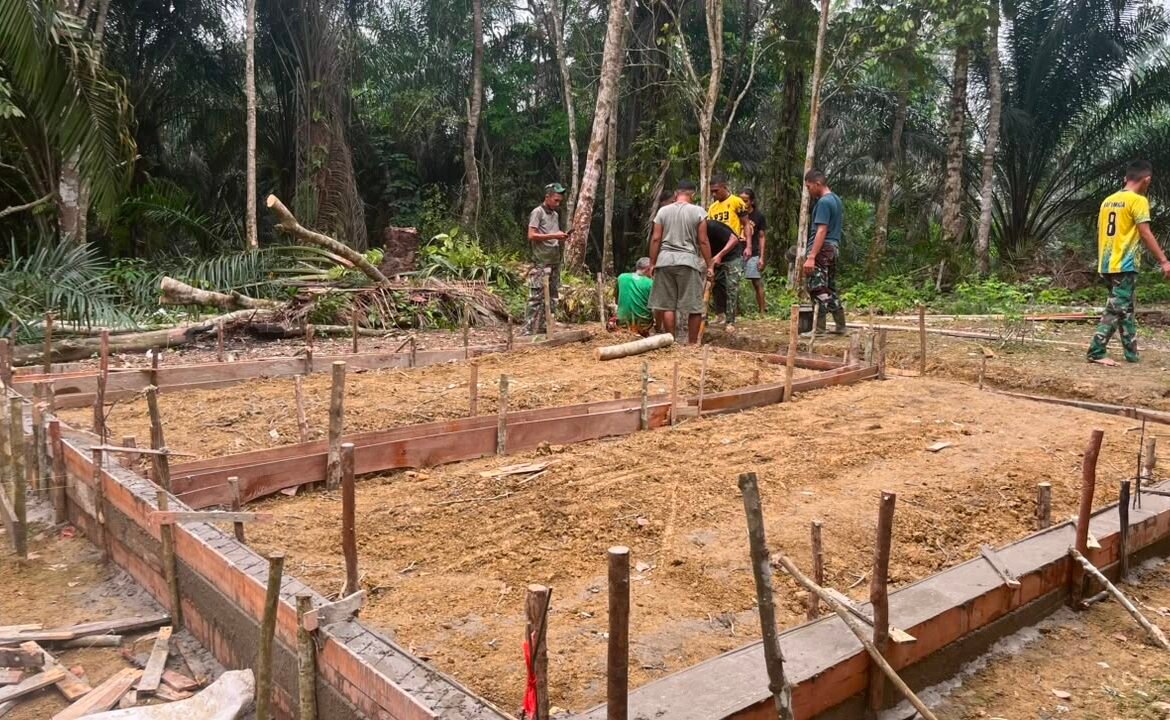 Rumah Baru Ibu Tina: Pondasi Kuat Satgas TMMD Tawarkan Harapan Baru