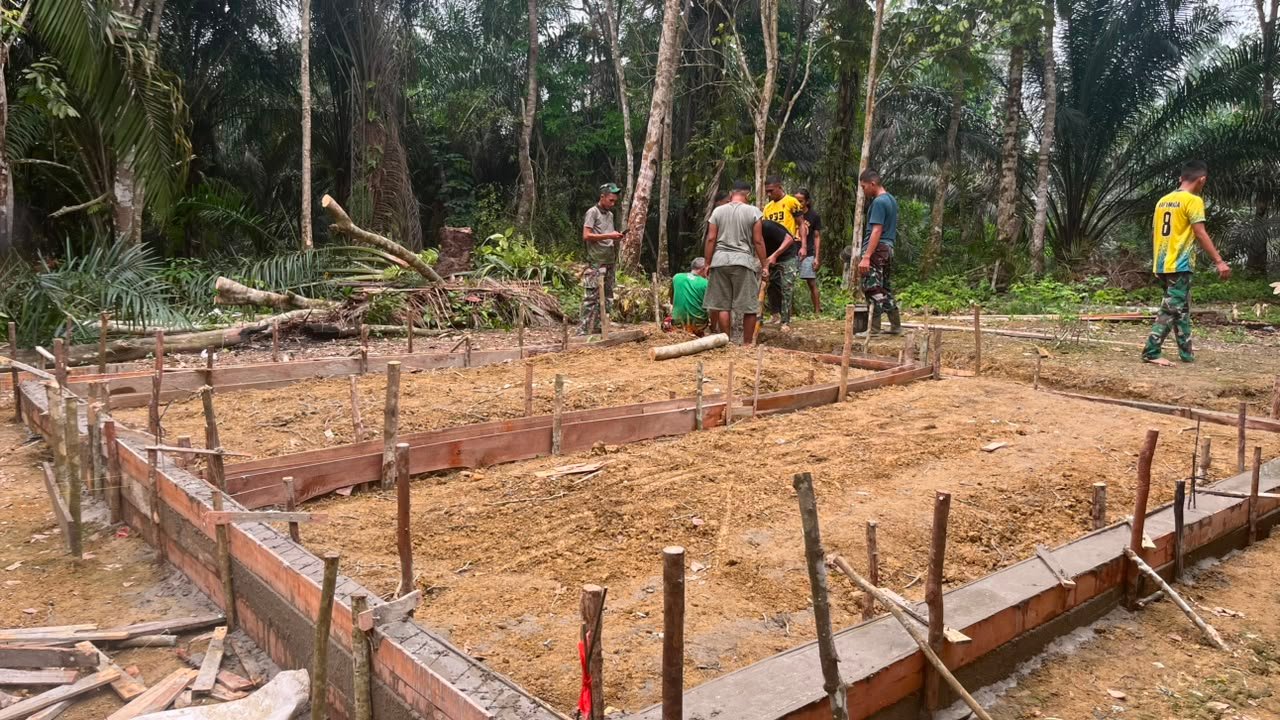 Rumah Baru Ibu Tina: Pondasi Kuat Satgas TMMD Tawarkan Harapan Baru