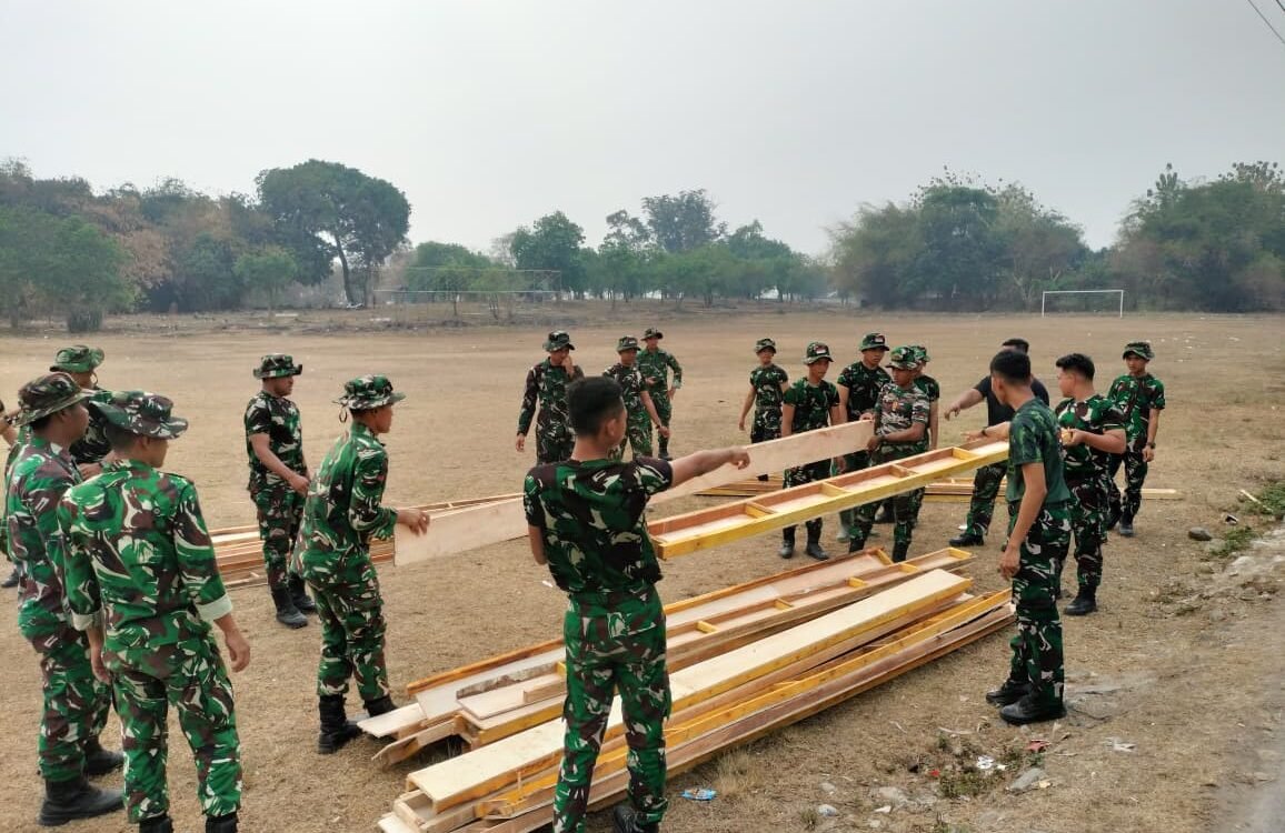 Proses Mobilisasi Material, Satgas TMMD ke-130 Siapkan Bekisting di Sumur Bandung