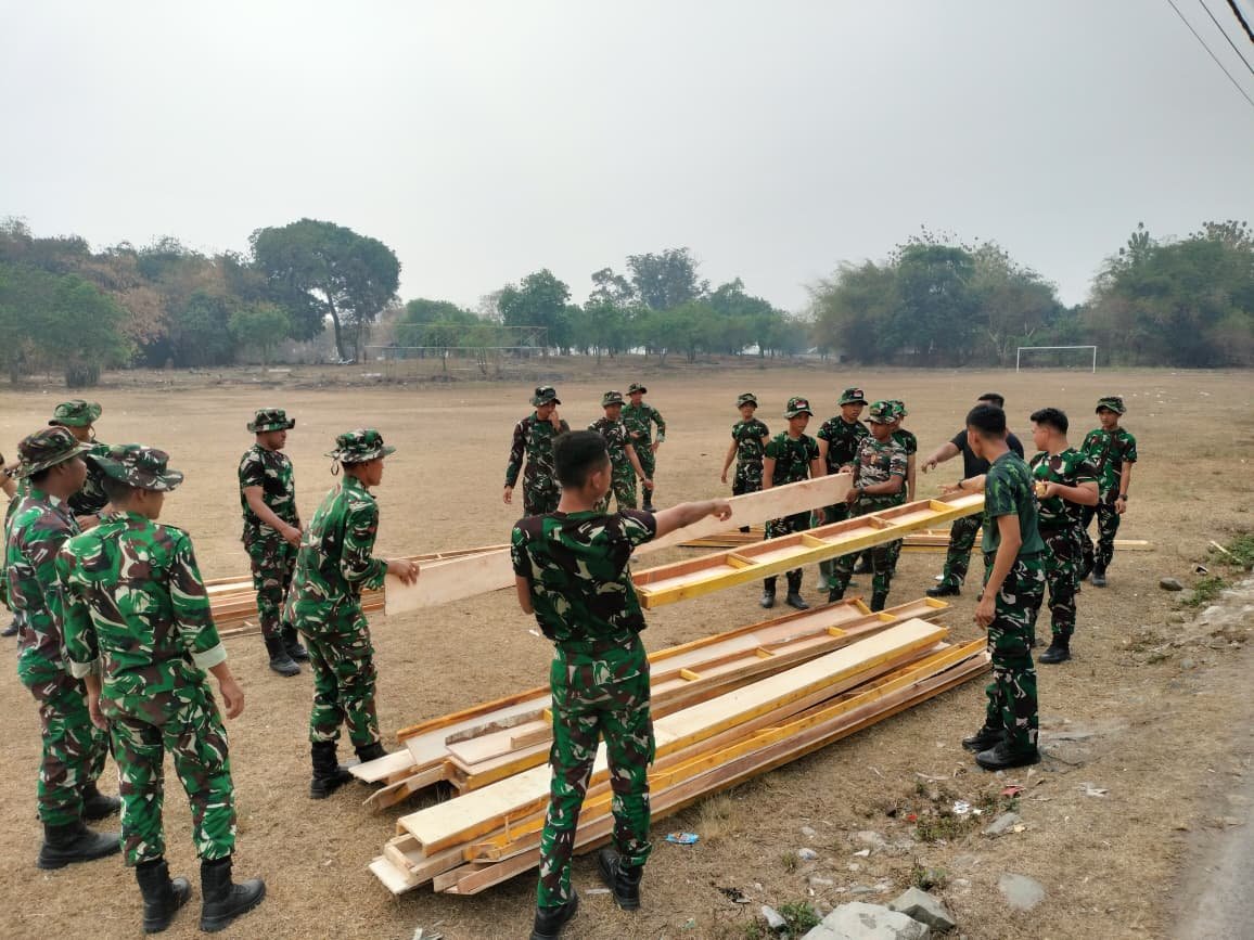 Proses Mobilisasi Material, Satgas TMMD ke-130 Siapkan Bekisting di Sumur Bandung