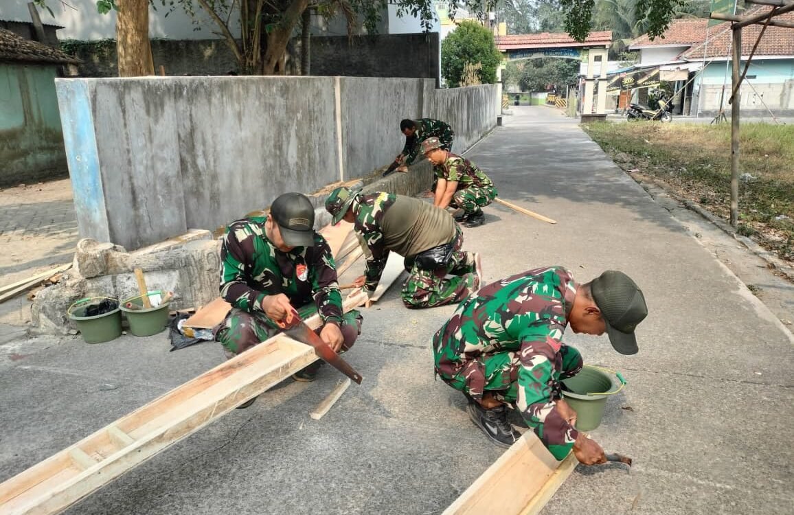 Kemajuan Pembuatan Bekisting Proyek TMMD ke-130 di Desa Sumur Bandung