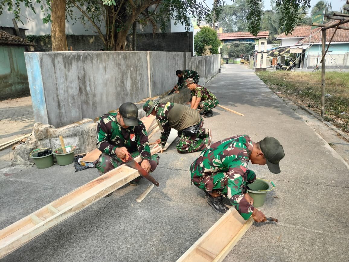 Kemajuan Pembuatan Bekisting Proyek TMMD ke-130 di Desa Sumur Bandung