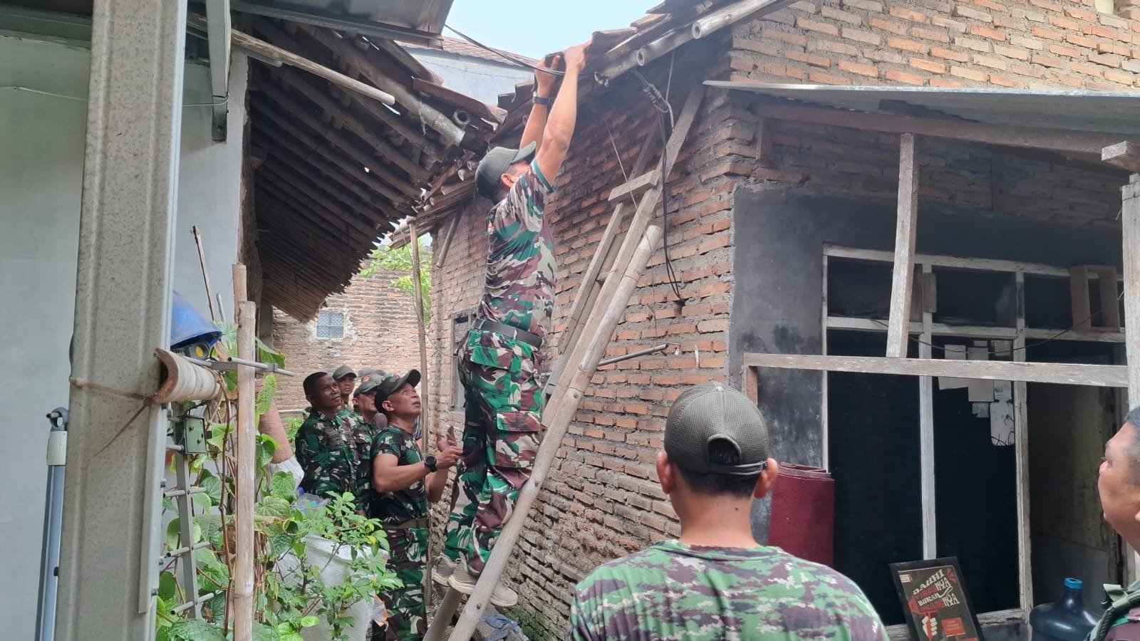 Satgas TMMD ke-130 mulai revitalisasi hunian di Desa Sumur Bandung