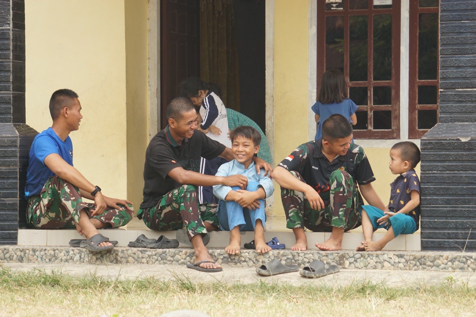 Anak-Anak Kandang Limun Rayakan Kehadiran Tim TMMD dengan Sukacita