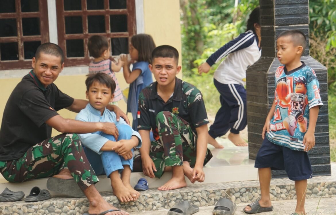 Interaksi Ceria di Kandang Limun Saat Satgas TMMD Mengunjungi Komunitas Anak Interaksi Ceria di Kandang Limun Saat Satgas TMMD Mengunjungi Komunitas Anak