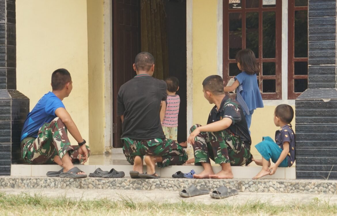 Keceriaan Anak-Anak Kandang Limun Sambut Kehangatan Satgas TMMD di Bengkulu Keceriaan Anak-Anak Kandang Limun Sambut Kehangatan Satgas TMMD di Bengkulu