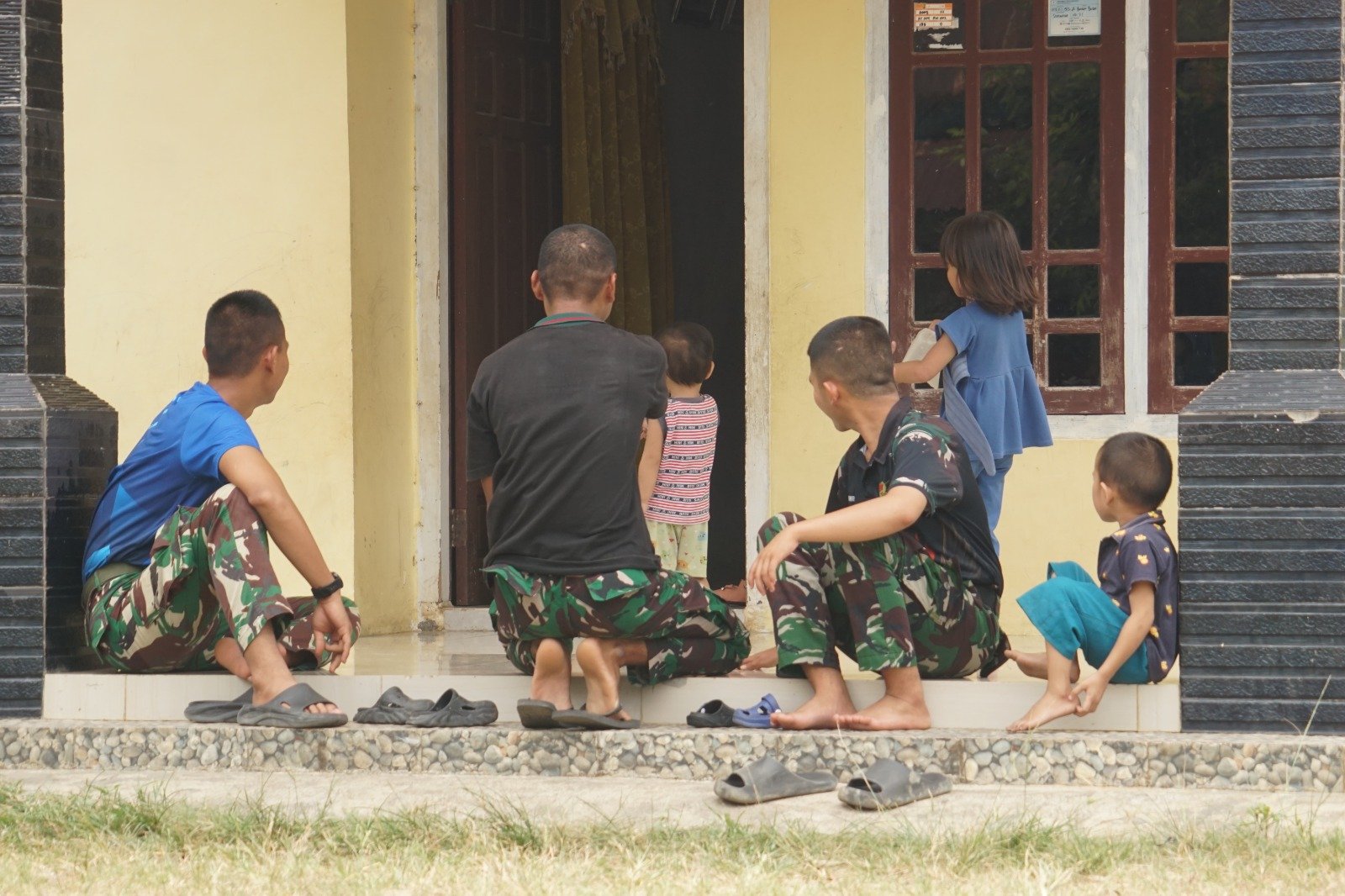 Keceriaan Anak-Anak Kandang Limun Sambut Kehangatan Satgas TMMD di Bengkulu