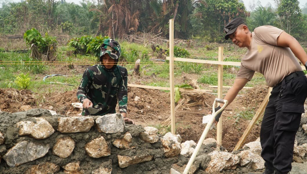 Semangat Bersama TNI, Polri dan Warga dalam Membangun Desa Melalui TMMD Semangat Bersama TNI, Polri dan Warga dalam Membangun Desa Melalui TMMD