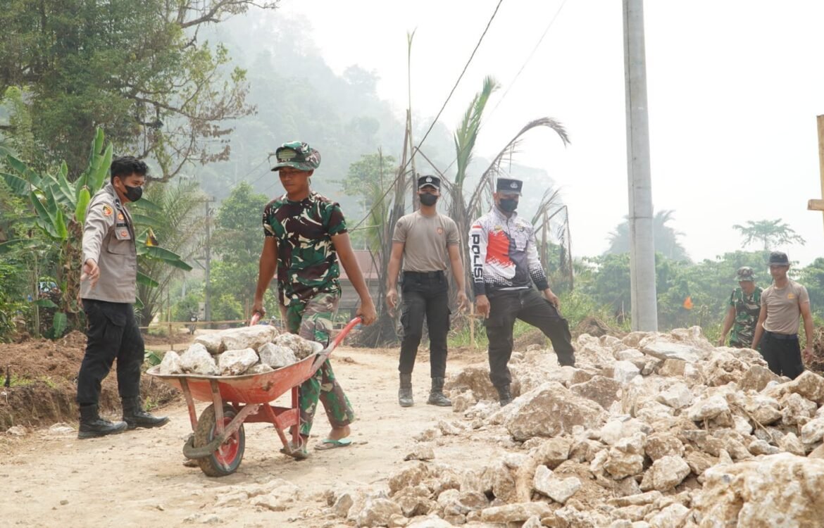 Sinergi TNI-Polri dan Masyarakat Ciptakan Progres Pembangunan di Luwu Timur Sinergi TNI-Polri dan Masyarakat Ciptakan Progres Pembangunan di Luwu Timur