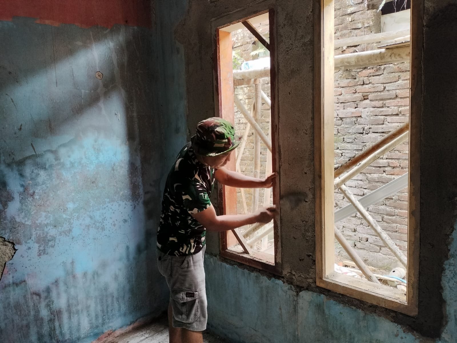 Satgas TMMD ke-130 Lanjutkan Renovasi Rumah untuk Masyarakat Desa Sumur Bandung